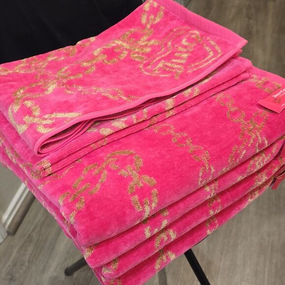 Juicy Couture Home Juicy Logo Heart Locket On Chains Bath & Hand Towel Set - Picture 6 of 10